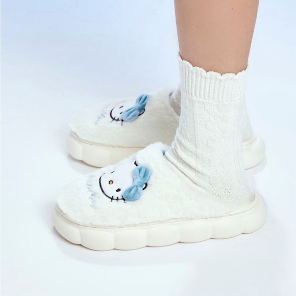 Forever 21 x Hello Kitty and Friends Cloud House Slippers - Picture 4 of 5